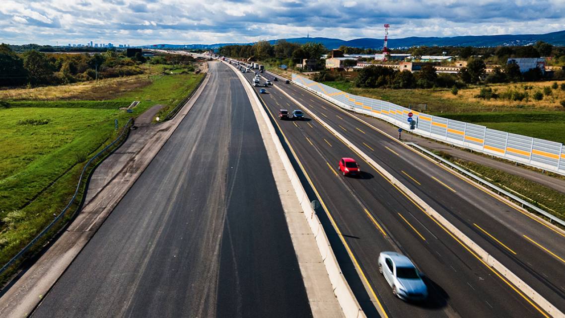 Začne vo štvrtok večer 09.04.2026 o 22:00 a práce potrvajú do nedeľného večera. Diaľnica sa uzatvorí od križovatky Bernolákovo na Triblavine po bratislavské Zlaté Piesky. V opačnom smere ostáva doprava nezmenená.