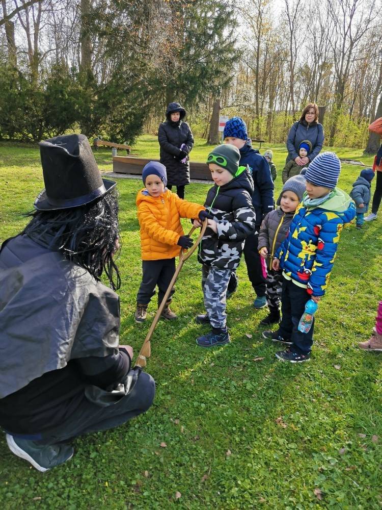 Srdečně zveme všechny malé i velké milovníky přírody na tradiční jarní akci Odemykání lesa, která se uskuteční v pondělí 13. 4. 2026 od 15:30 hodin na zahradě našeho Domečku. Společně se vydáme na dobrodružnou cestu plnou úkolů a her, probudíme Pána lesa a zvířátka ze zimního spánku a kouzelným klíčkem odemkneme les. Po dobrodružném povídání s Pánem lesa nám zcela jistě vyhládne, takže se přesuneme zpět na zahradu domu dětí. Čeká nás totiž voňavá tečka na závěr a tou je opékání párků. Ohýnek bude připraven, párky a chleba si ale nezapomeňte přibalit do batůžku. Těšíme se na společné setkání a krásné chvíle strávené v přírodě. Přijďte s úsměvem a s dobrou náladou odemknout les a přivítat jaro. Edita Studená, DDM Hlučín   #hlucin #mestohlucin #ddmhlucin #odemykanilesa #domecek  #opekacka