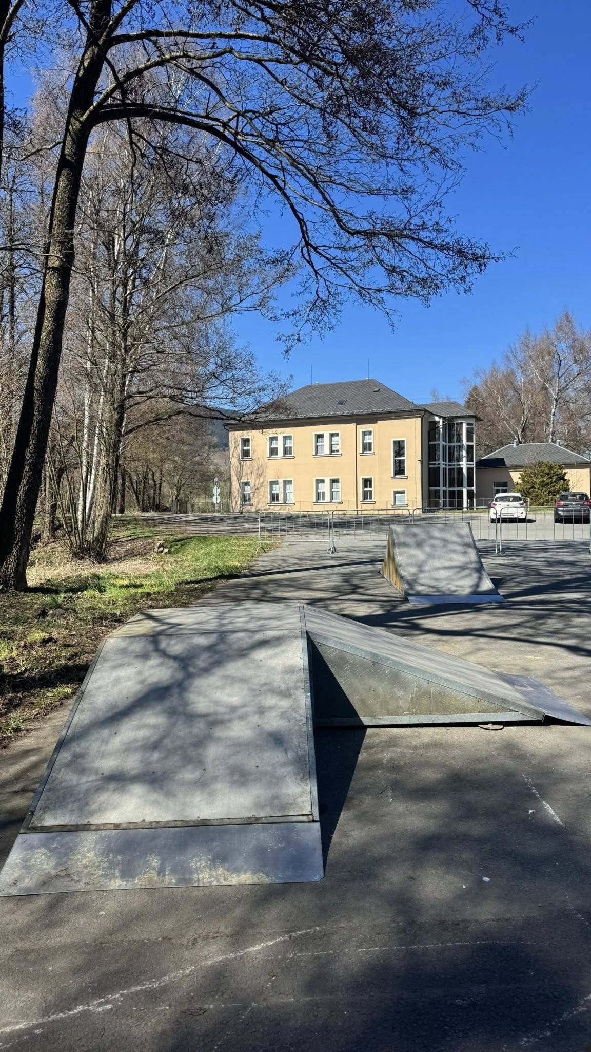 Máme pro vás skvělou zprávu – skatepark na parkovišti vedle nemocnice je znovu otevřený a připravený na vaše triky, jízdy i setkání s kamarády.🥳 Skatepark lze využívat bez omezení kdykoliv během dne. Přijďte si zasportovat, pobavit se a užít si pohyb na čerstvém vzduchu.  Prosíme všechny návštěvníky o ohleduplnost a dodržování bezpečnosti.