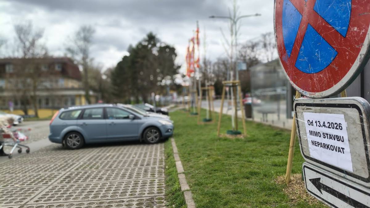 V pondělí 13. dubna začne rekonstrukce parkoviště u prodejny Norma. Staré a poškozené panely budou odstraněny, kolem parkoviště přibydou nové obrubníky a následně se připraví podklad pro nový asfaltový povrch. Provoz prodejny zůstane po celou dobu stavby zachován. Norma dočasně vyhradí přibližně deset parkovacích míst ve dvoře, který běžně slouží pro zásobování. Součástí projektu bude také úprava křižovatky ulic Mladoboleslavská – Telčická – vjezd na parkoviště. Vznikne zde nový ostrůvek, který výrazně zvýší bezpečnost přecházejících chodců, včetně dětí z družiny u zdravotního střediska. Přibudou také nové přechody a doplní se chodník směrem k farské zahradě. Během stavebních prací bude křižovatka uzavřena. Do ulice U Bakaláře bude možné vjíždět pouze od ulice Ke Mlýnku. Pro pěší bude zajištěn průchod kolem zdravotního střediska a Alzaboxu. Dokončení stavby je plánováno do 30. června. Lenka Hluší, místostarostka