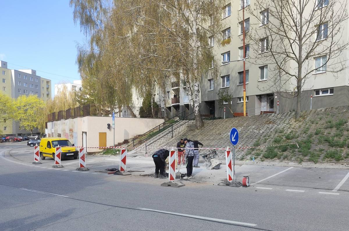 Práce sa začali v týchto dňoch na Ulici Mateja Bela. K priechodu dobudujeme chodníky a na priľahlé parkovacie miesta namontujeme dorazy. Parkovacie miesta sa preorganizujú tak, že nedôjde k ich úbytku. Súčasťou mestskej investície za takmer 17 tisíc eur bude aj úprava vodorovného a osadenie zvislého dopravného značenia.   Všetky práce, ktoré realizuje spoločnosť COLAS [...]Čítať viac...