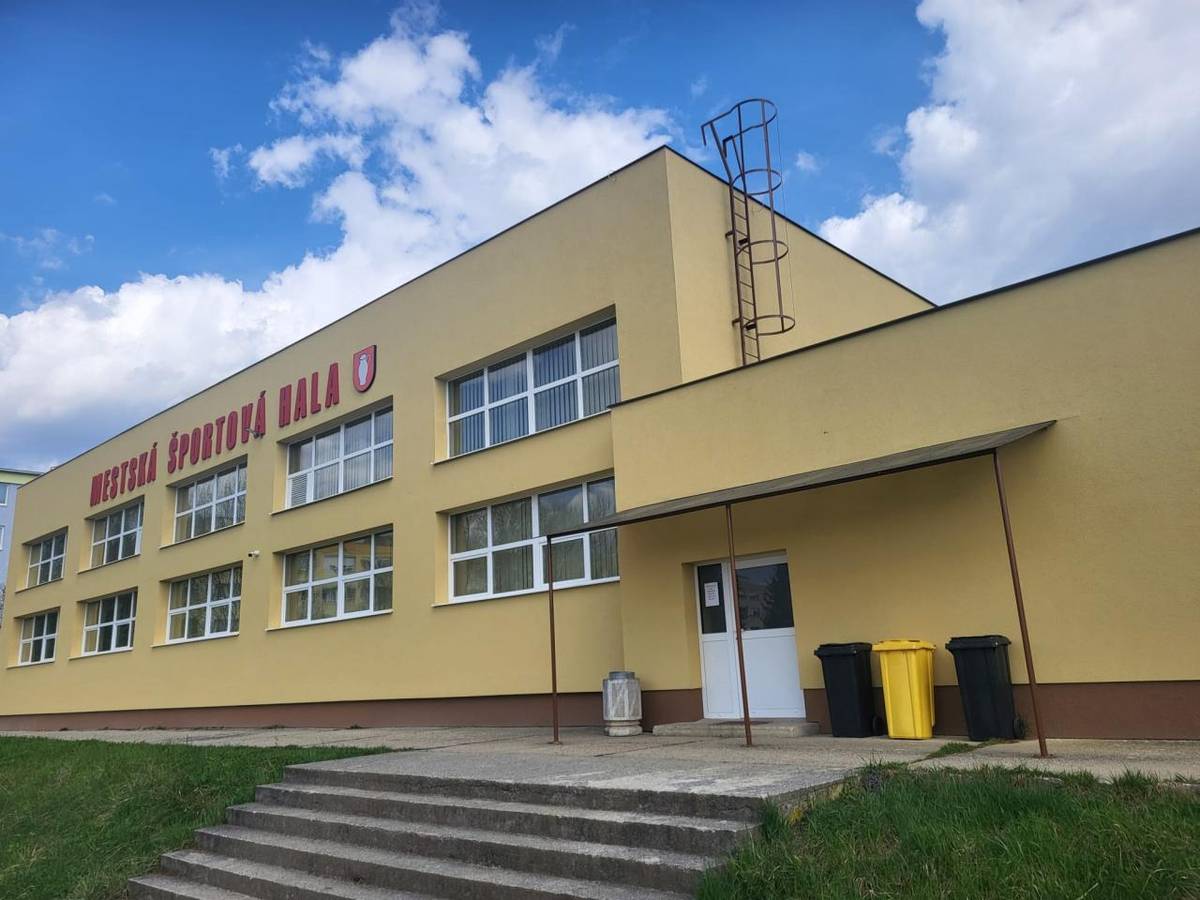 Rekonštrukcia športovej haly v Poltári, ktorá slúži športovcom aj verejnosti už viac ako dve desaťročia, priniesla významné zlepšenie technického stavu aj celkového vzhľadu budovy. Hala bola skolaudovaná v marci 2002, takže k jej obnove došlo po viac ako 20 rokoch jej fungovania.