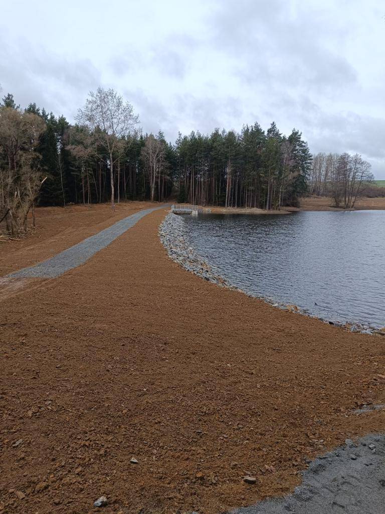 Město Slavonice převzalo 31. března 2026 dokončenou stavbu rekonstrukce slavonického rybníka, která začala 19. května 2025. V rámci projektu proběhlo odbahnění zátopy, opravy zemní hráze a výsadba stromů. Dále byly vybudovány mokřadní tůně a stezka pro pěší.