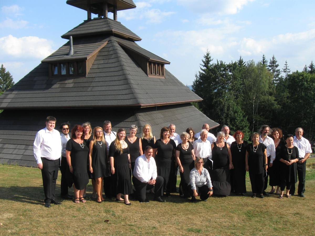 Ve spolupráci s příspěvkovou organizací města Sport a kultura Hlučín si vás dovolujeme pozvat na koncert Komorního sboru Ostrava, který se uskuteční v neděli 12. dubna 2026 v 16 hodin v Červeném kostele v Hlučíně. Budeme se těšit na společný hudební zážitek! Komorní sbor Ostrava je skupina nadšenců sborového zpěvu. Jsou to zpěváci s dlouholetou sborovou praxí získanou působením i v jiných pěveckých tělesech. Pod vedením své dirigentky Pavly Dědičové má tento komorní sbor za sebou řadu úspěšných koncertních vystoupení a festivalových účastí. Repertoár sboru zahrnuje širokou škálu žánrové rozmanitosti od polyfonních skladeb až po úpravy lidových písní.  Jana Herodesová, Komorní sbor Ostrava #hlucin #mestohlucin #koncert #hudba #kultura