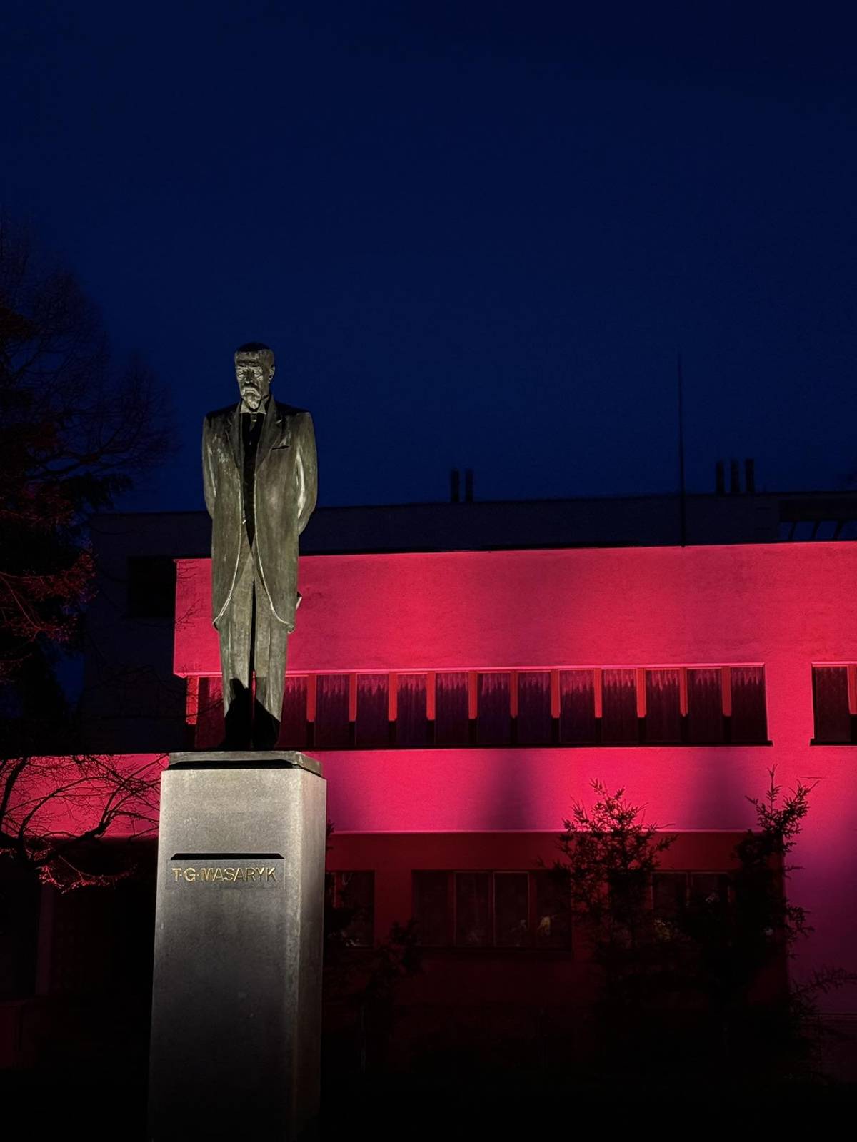 Příští pátek 17. dubna se, stejně jako každý rok, rozsvítí významné budovy a památky po celém světě červenou barvou. Toto datum patří Světovému dni hemofilie, vzácného genetického onemocnění projevujícího se poruchami krevní srážlivosti. Město Humpolec se letos podruhé symbolicky zapojí do této kampaně a červeně nasvítí Medovu vilu.     Součástí Světového dne hemofilie je kampaň Light It Up Red (Rozsviťte to červeně), iniciovaná Světovou hemofilickou federací – mezinárodní neziskovou organizací spolupracující se sítí pacientských organizací ve 147 zemích světa. V rámci této akce se 17. dubna červeně rozzáří budovy nejen v České republice, ale také po celém světě.     Cílem kampaně je zvýšit povědomí veřejnosti o hemofilii a projevit solidaritu s nemocnými. V České republice žije s tímto onemocněním více než tisíc osob, přičemž přibližně pětinu z nich tvoří děti do 18 let. Pacienty u nás podporují organizace Český svaz hemofiliků a Hemojunior, která pomáhá rodinám dětí s hemofilií.     Český svaz hemofiliků, z. s., je dobrovolný spolek osob s hemofilií a Von Willebrandovou chorobou, založený v roce 1990. Jeho hlavním cílem je zlepšovat kvalitu života členů, zastupovat zájmy celé komunity a podporovat jejich plné začlenění do běžného života. Hemojunior je dobrovolná neprofesionální organizace sdružující členy bez rozdílu věku, národnosti, víry či profese, kteří chtějí aktivně pomáhat dětem s hemofilií a Von Willebrandovou chorobou.     Více informací o hemofilii a možnostech pomoci naleznete na webových stránkách www.hemofilici.cz a www.hemojunior.cz.