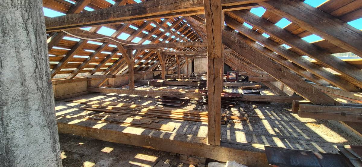 Demolice hlavní budovy bývalých Táborských kasáren v Benešově již naplno probíhá. Průběh prací zachytila také reportáž České televize, kterou nyní nabízíme ke zhlédnutí.