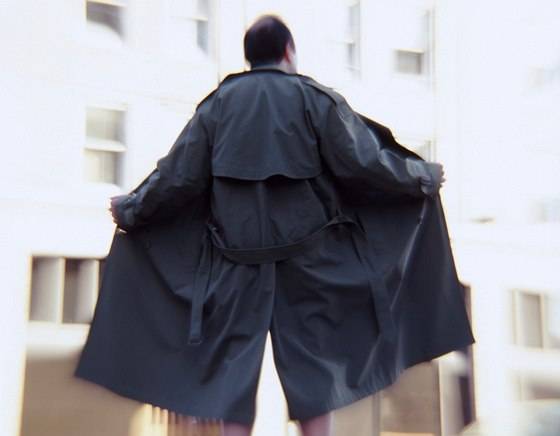 Upozorňujeme na opakovaný výskyt exhibicionisty, který se obnažuje a uspokojuje v červené dodávce, zaparkované u polní cesty mezi ulicí Padělky a údolím v Šelši. Dbejte proto prosím při vycházkách zvýšené opatrnosti a případně rovnou volejte tísňovou linku Policie ČR na tel. čísle 158.