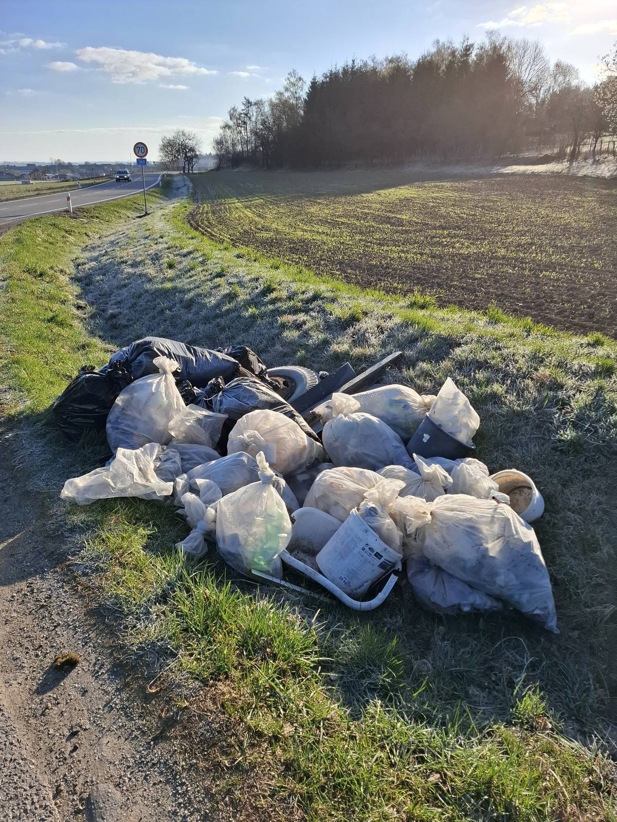 Ve středu 8.4.2026 proběhl úklid okolí Křižanova. Uklidili jsme kolem silnic vedoucích do Křižanova a posbírali jsme 27 pytlů odpadu + další objemnější věci. Do úklidové akce se zapojilo více dospělých a dětí, než v minulých ročnících. Do úklidu se zapojily také spolky -SDH Křižanov a TJ Efekt. Ti co nemohli ve středu, domluvili si úsek, který posbírají v jiném termínu. Pokud by se chtěl ještě někdo zapojit do úklidu, může se obrátit na tel. 724 537 619 a domluvit si úsek. Všem účastníkům patří obrovské poděkování. Je smutné, že na posbíraných úsecích jsou již poházeny další nové odpadky.