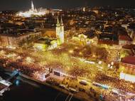 Dronový pohled na oslavy na břehu Dunaje v centru Budapešti