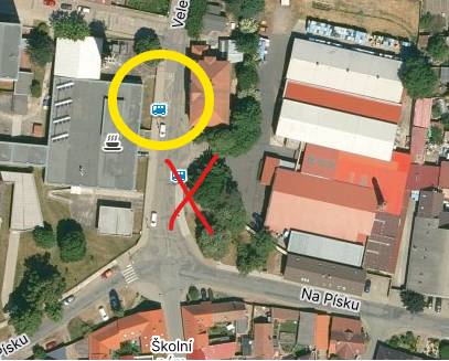 Z důvodu havárie vody ve Šmeralově ulici v Lysé nad Labem bude v pondělí 13. dubna zavřena Šmeralova ulice od Veleslavínovy po ulici ČSA.     Autobusová zastávka Lysá nad Labem, škola (ul. Školní nám – u parku) ve směru do Šmeralovy je pro dnešní den zrušena. Pro cestu v obou směrech bude sloužit pouze protější zastávka u Primirestu (školní jídelna). Společnost Stavokomplet na vyřešení situace pracuje. Děkujeme za pochopení.