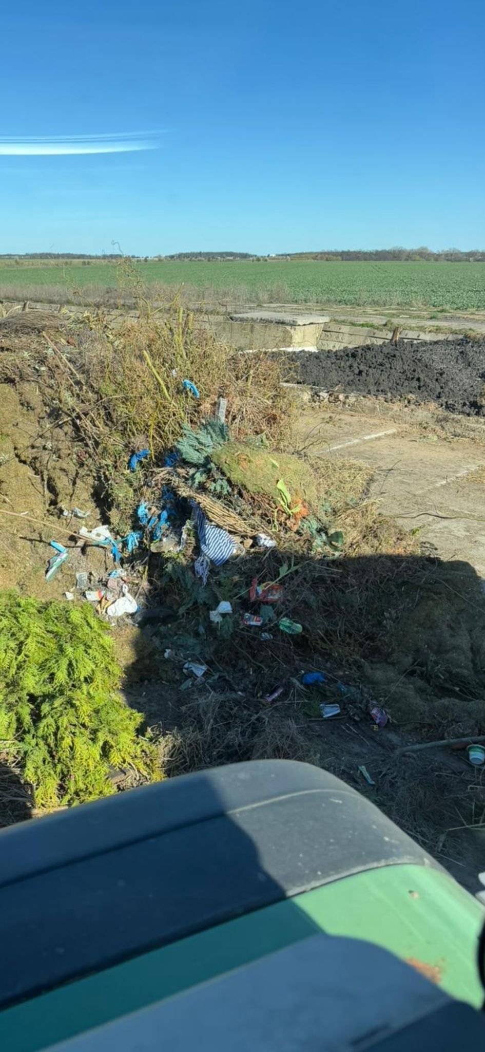 Milí spoluobčané, obec dlouhodobě poskytuje tři kontejnery na BRO (biologicky rozložitelný odpad), které mají sloužit výhradně k odkládání trávy, listí, drobných větví a dalšího zahradního bioodpadu. Bohužel se od počátku potýkáme s tím, že si někteří občané tyto nádoby pletou s kontejnery na směsný či jiný odpad. V posledních týdnech se množství případů, kdy je po vysypání kontejneru nalezeno velké množství nepatřičných odpadků, výrazně zvýšilo. Dočasné opatření – přesun jednoho kontejneru Jako první krok se obec rozhodla provést změnu umístění jednoho z kontejnerů. Kontejner, který dosud stál u sběrného místa v ulici Východní, bude přesunut o několik desítek metrů dál směrem k ulici Severní. Věříme, že viditelnější umístění pomůže omezit případy, kdy je do nádoby odkládán nevhodný odpad. Pokud se však situace ani po tomto opatření nezlepší, bude obec nucena přistoupit k radikálnějším řešením, která mohou zahrnovat omezení přístupu či jiné formy kontroly.   Prosba k občanům – správné nakládání s bioodpadem Zároveň apelujeme na všechny, aby bioodpad ukládali v přiměřené velikosti. Není možné vhazovat do kontejneru celé větve či dokonce celý strom. Takový materiál okamžitě zaplní celou nádobu a znemožní její využití ostatním. Prosíme tedy o:  štěpkování nebo rozřezání větví na menší části, neukládání objemného dřevního odpadu, respektování účelu kontejnerů.    Děkujeme všem, kteří kontejnery využívají správně a ohleduplně.