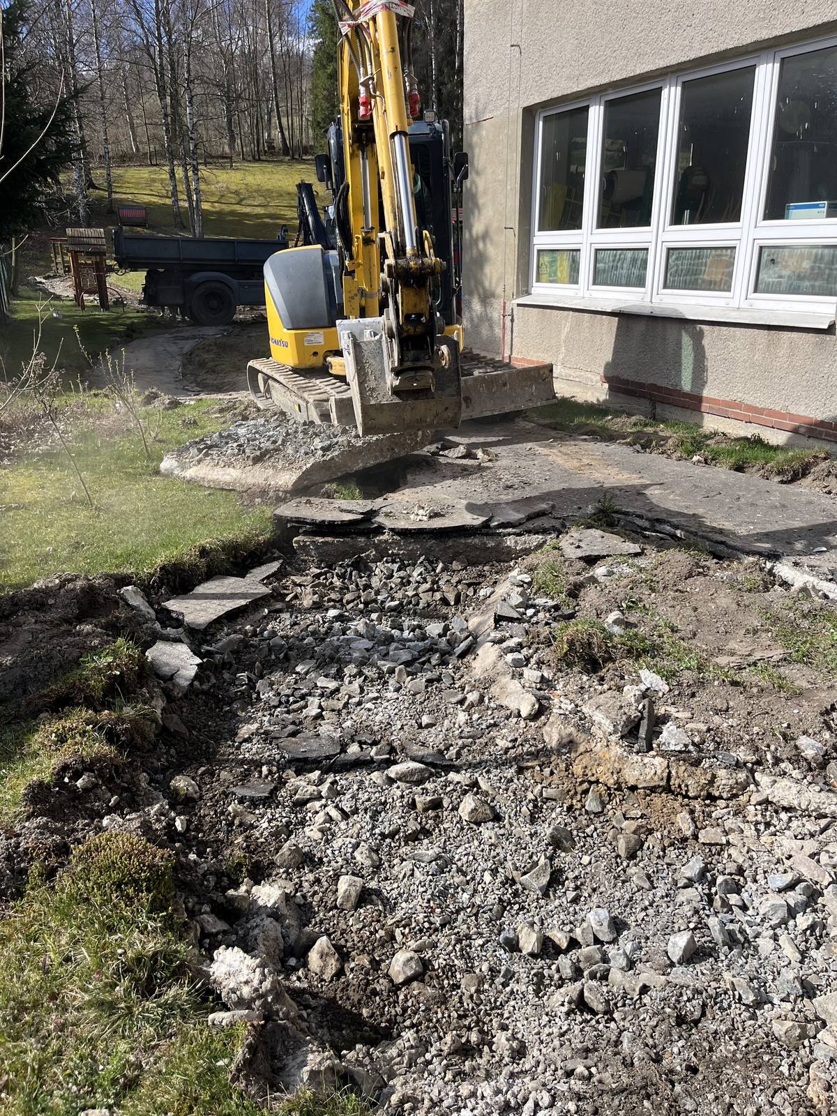 S přicházejícím jarem 🌞 se probouzí nejen příroda, ale i stavební akce, které se postupně zahajují v naší obci.  V minulém týdnu zahájila firma JR STAKR stavební práce na opravě dopravního hřiště v zahradě MŠ Holčovice. Na tyto práce máme 💯 % dotaci z programu ŽIVEL 1. Po dokončení se mohou naši nejmenší 👶 těšit na nový povrch hřiště. Dnes na hřišti ve Spálené byly zahájeny práce na realizaci elektrické přípojky. U dřevěného přístřešku bude k dispozici rozvaděč elektřiny se zásuvkami na 220 a 380 V, které pomohou organizátorům při pořádání kulturních akcí.  Zároveň bude nově přístresek osvětlen a vybaven zásuvkami, takže mohou akce probíhat i ve večerních hodinách. Práce realizuje firma Drumel Energy. Zítra proběhne předání oprav místních komunikací v Holčovicích (panelovka a nad Slunečníma hodinama). O tom jak bude probíhat organizace oprav komunikací bude dohodnuto při předání stavby. Stavební práce budou proto zahájeny až v pondělí 20.4., aby byl dostatečný čas informovat dotčené domácnosti o průběhu oprav. Na opravy komunikací získala obec 💯 % dotaci z programu ŽIVEL 1. Stavební práce bude realizovat firma STRABAG.  Další stavební investice se připravují a o jejich zahájení Vás budeme informovat.