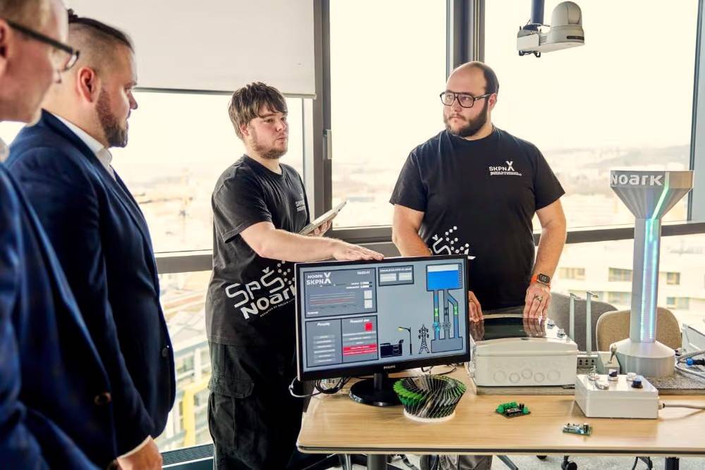 Rumunský tým s projektem zařízení na drcení plastů získal 154 bodů a stal se evropským vítězem mezinárodní soutěže NOARK plní sny školám. Druhé místo obsadily shodně týmy z Česka (SPŠE Žatec) a Slovenska se ziskem 150 bodů.