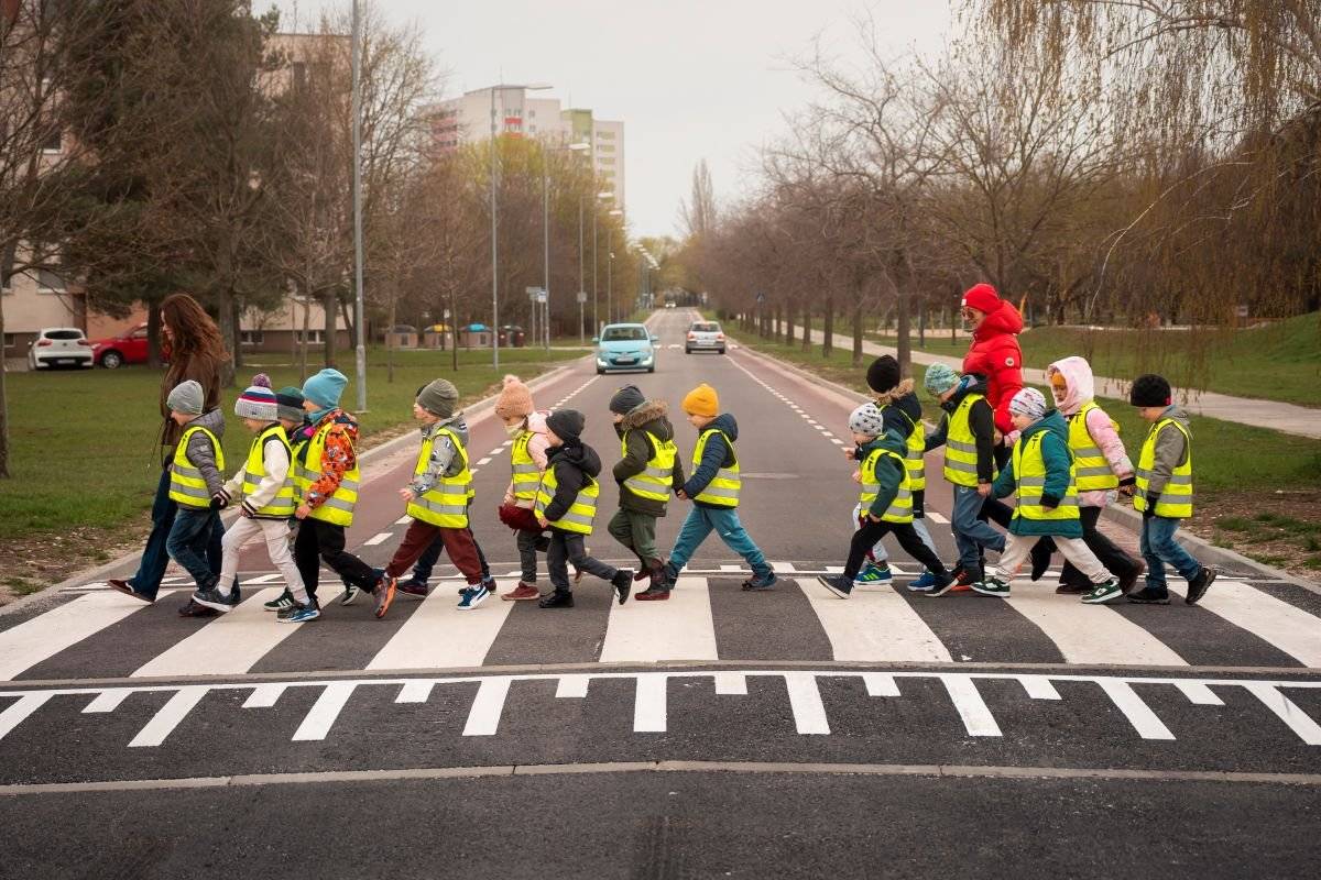 Pri investičných akciách Mesta Trnava je už samozrejmosťou nielen zeleň, ale aj debarierizácia verejných priestorov. Myslíme na seniorov, rodičov s kočíkmi, ľudí so zdravotným znevýhodnením aj všetkých, ktorí sa chcú po meste pohybovať bezpečne a pohodlne. Kľúčová je pritom najmä kvalitná infraštruktúra.     Znížené obrubníky, bezbariérové priechody, rampy, vodiace línie či prístupnejšie zastávky MHD sú súčasťou projektov, vďaka ktorým je Trnava prívetivejšia pre každodenný život.     Viac informácií nájdete na planujmesto.trnava.sk. a v tomto článku.