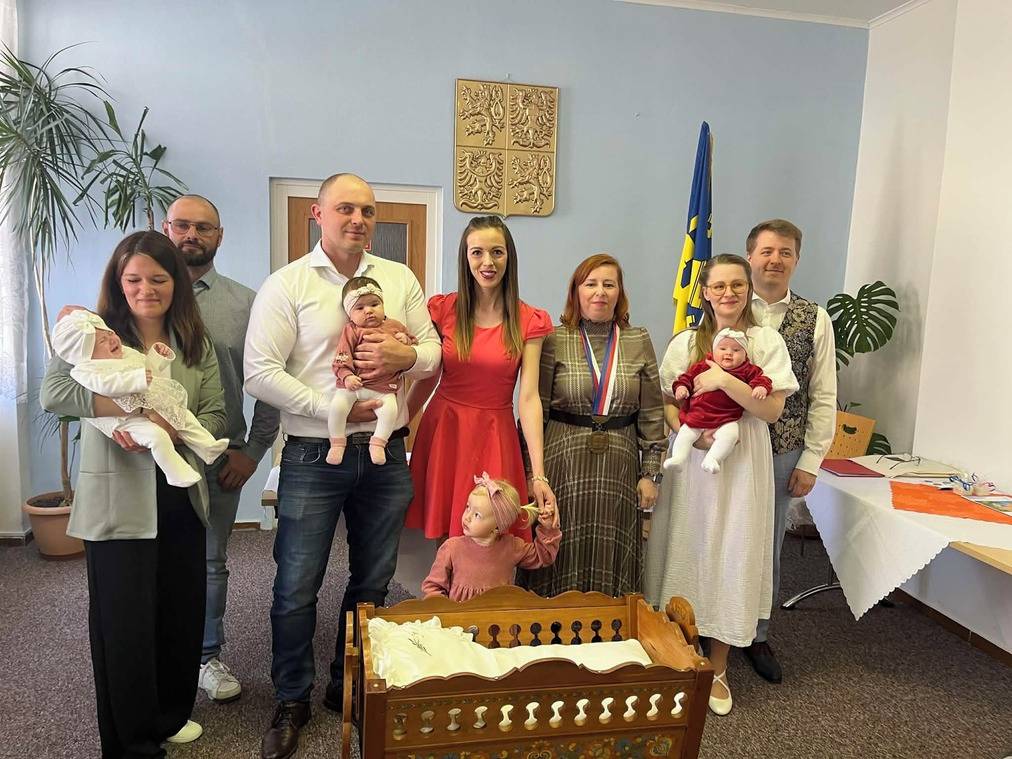 Vážení spoluobčané, v sobotu 11. dubna 2026 jsme v naší obci Týnec s radostí přivítali mezi nás nové občánky. Do života jsme společně přivítali čtyři děvčátka Šarlotku, Stellu Annu, Adrianku, Elišku a jednoho chlapce Tobiase, kteří se tak stali nejmladší součástí naší obce. Tato krásná chvíle je vždy připomínkou nových začátků, naděje a radosti, kterou děti přinášejí nejen svým rodinám, ale i celé obci. Přejeme jim, aby vyrůstaly ve zdraví, štěstí a lásce, obklopeny péčí svých nejbližších. Rodičům přejeme mnoho radosti, trpělivosti a hrdosti při výchově jejich dětí. Věříme, že se našim nejmenším bude v Týnci dobře vyrůstat a že zde najdou svůj domov plný přátelství a bezpečí.