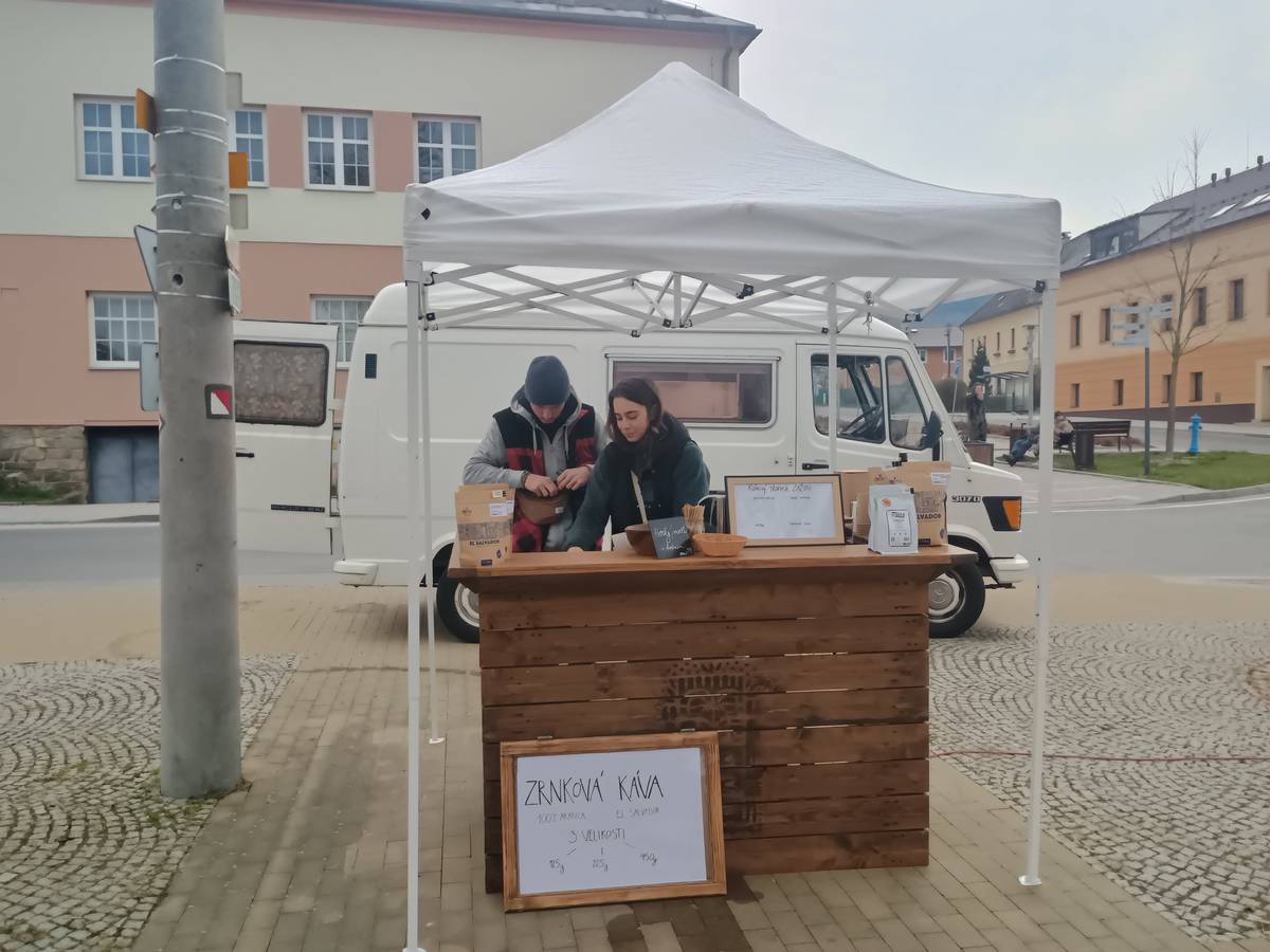 První Farmářské a řemeslné trhy v Novém Malíně před chvílí začaly. Ve fotografiích představujeme prodejce. Přijďte se podívat, nakoupit... udělat si radost. Trhy budou probíhat do 12 hodin. Těšíme se na vás.