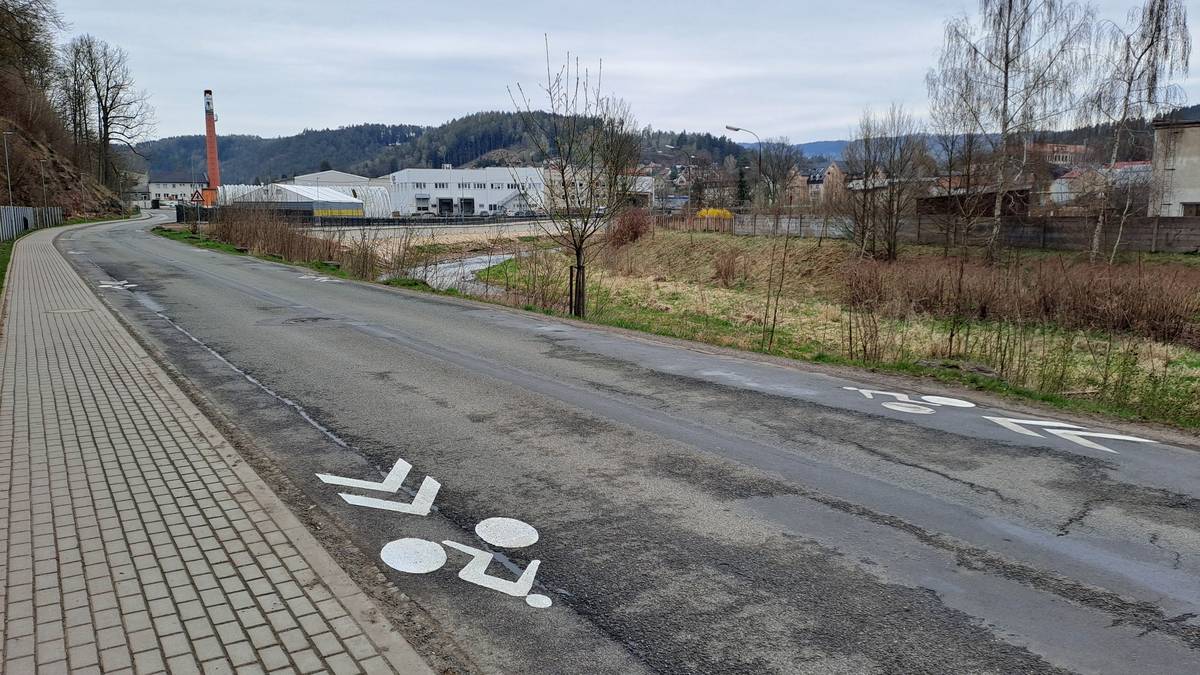 Hlavním cílem těchto dopravních opatření je zvýšení bezpečnosti, zejména chodců – především dětí a dalších zranitelných účastníků silničního provozu. Reagujeme také na neustále rostoucí intenzitu dopravy ve městě. Mezi rizikové lokality patří například okolí ZUŠ, prostor za Penny, oblast před ZŠ Bratří Čapků, okolí hotelu Beneš a náměstí T. G. M. Obnova značení se pak zaměřuje především na přechody pro chodce a vyznačení pruhů pro cyklisty. Děkujeme, že respektujete dopravní značení a přispíváte tak k větší bezpečnosti ve městě.