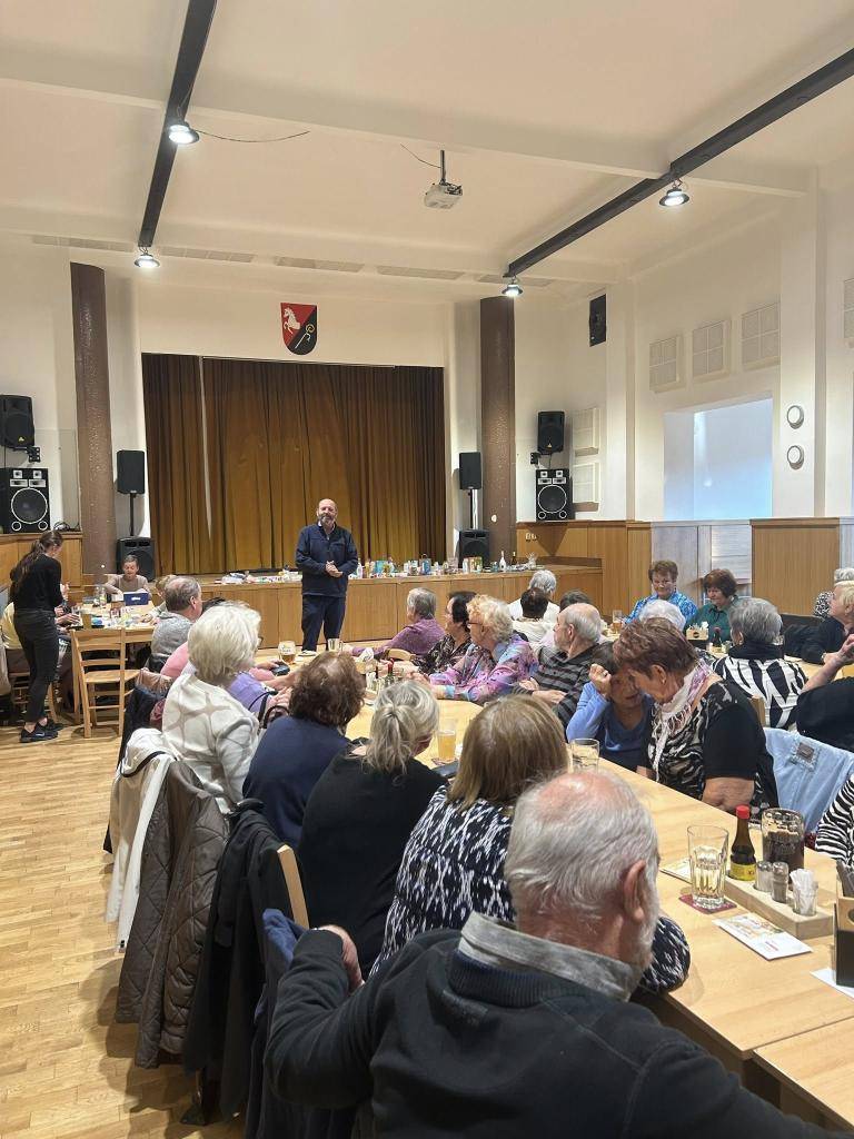 V sobotu se v sále restaurace Formanka uskutečnilo setkání členů spolku Svaz postižených civilizačními chorobami Vejprnice. Účastníky přišel pozdravit starosta obce Pavel Karpíšek spolu s místostarostkou Věrou Sihelskou.