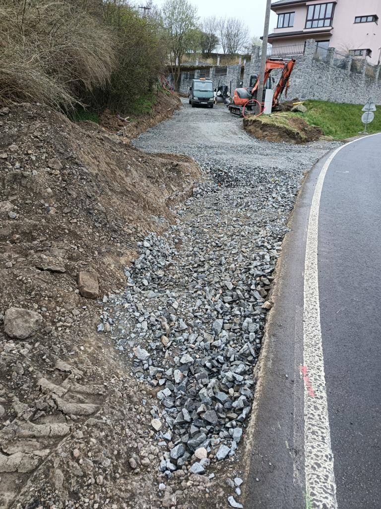 Dne 16.3.2026 byla zahájena stavba společnosti ČEZ v ulici V Akátech. Jedná se o přeložení kabelů NN z vrchního vedení na zemní v ulicích V Akátech, Lesní, Ke Křižovatce.  A následná rekonstrukce samotné ulice V Akátech.