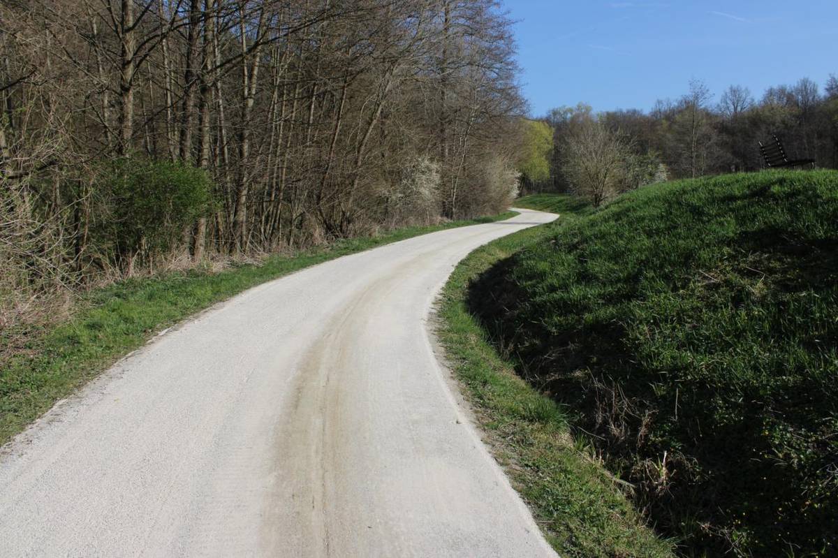 Vážení spoluobčané, snad poslední ranní mrazy máme za sebou a můžeme se těšit na nadcházející jarní teplé dny. I z tohoto důvodu jsme se rozhodli komunikaci vedoucí kolem našich jezer provozně zpevnit a připravit tak na nadcházející cyklistickou sezónu.