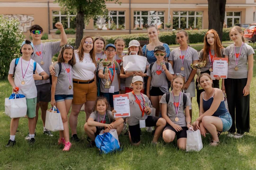 Vedení obce Poteč smeká klobouk a gratuluje našim mladým zdravotníkům, kteří ze soutěže ve Valašských Kloboukách přivezli domů dvě první místa a jedno druhé místo.