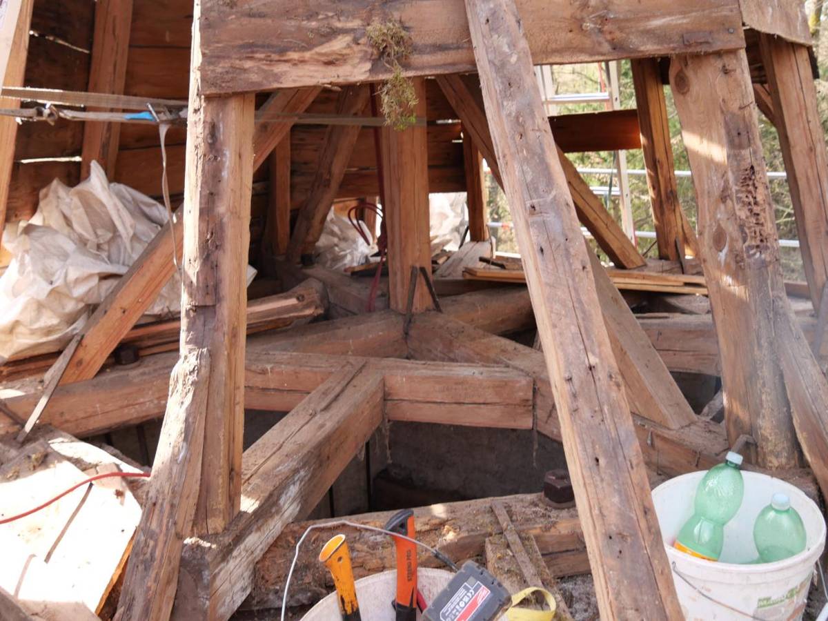 Práce zahrnují výměnu krytiny a prvků napadených hnilobou, dřevokazným hmyzem, či poškozených různými přírodními vlivy.