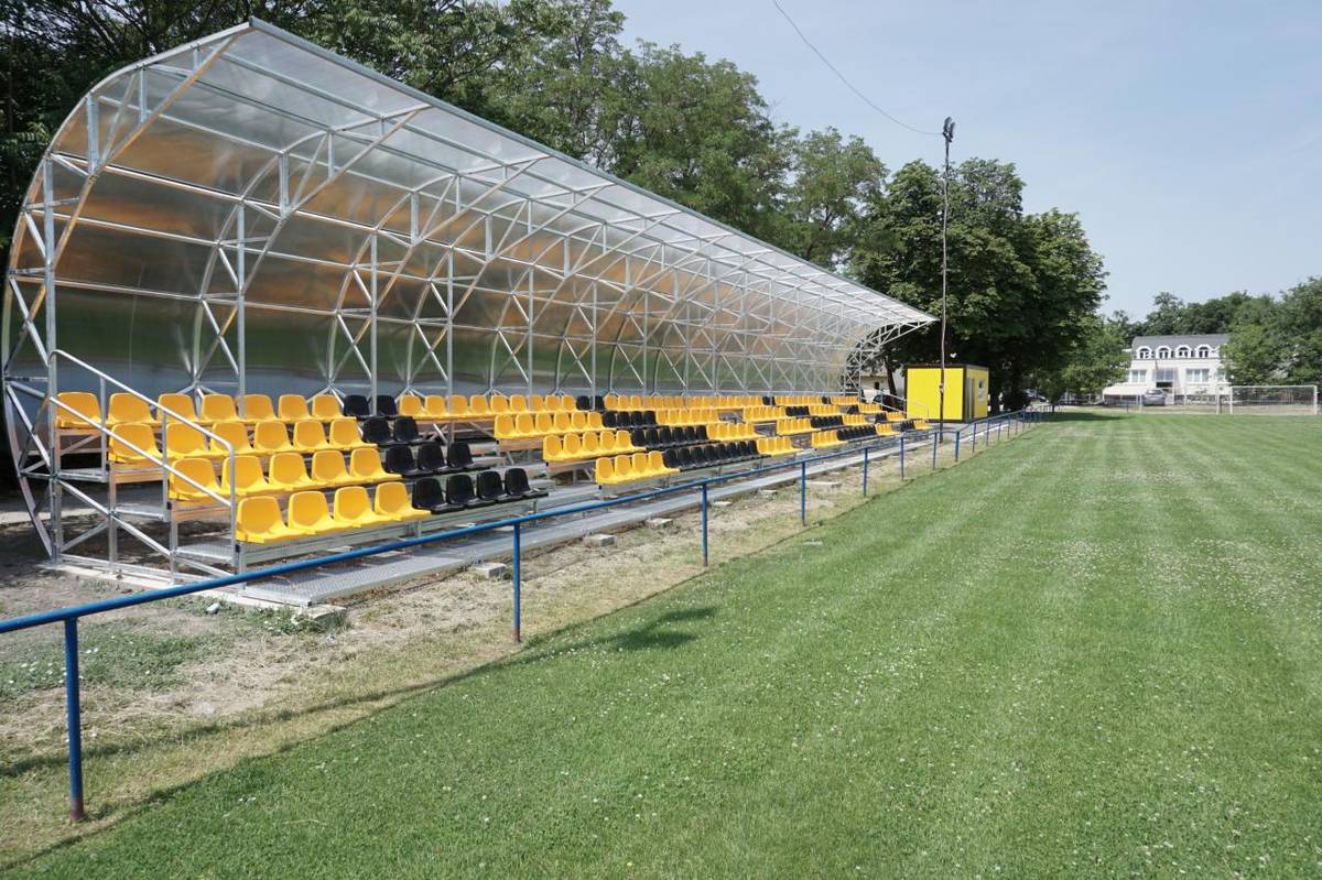 Projekt je zameraný na vybudovanie absentujúceho súvislého oplotenia športového areálu, rekonštrukcia osvetlenia hracej plochy a rekonštrukcia priľahlých komunikácií.