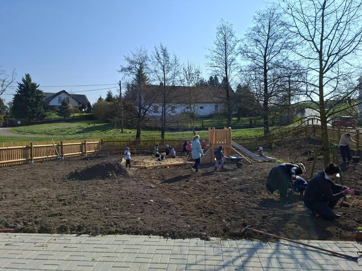 Velký dík všem za včerejší sázení zahrady i střechy! Jste skvělí. Děkuji i všem dárcům rostlin. Máme hotovo a vypadá to úžasně! Společně jsme to zvládli.