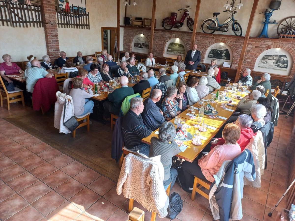 V sobotu 11. 4. 2026 se na Drmlovce sešlo 42 jubilantů z celé obce. Jubilanti jsou oslavenci 1. poloviny roku. Příjemné odpoledne probíhalo jako obvykle v duchu gratulace, popovídání si, společného pozdního oběda a poslechu veselých písní. Na Drmlovce bylo milo a veselo.