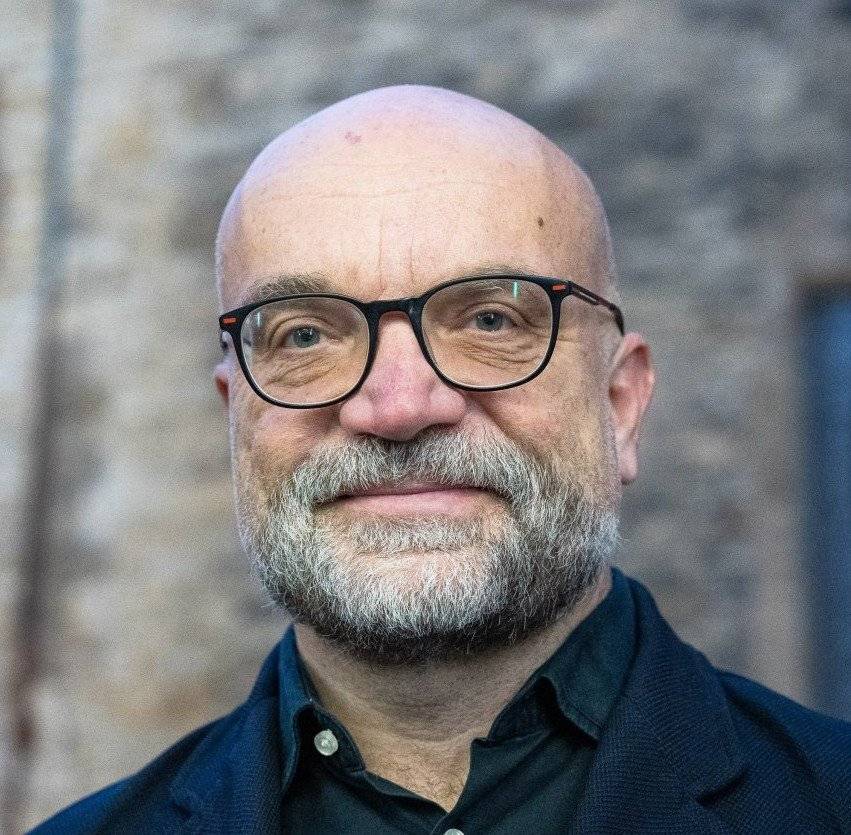 Česká křesťanská akademie v Moravské Třebové Vás tímto srdečně zve na setkání s panem Tomášem Petráčkem, historikem, teologem a katolickým knězem. Křesťanská církev ve středověku položila základy vzdělanosti, uchovala antické dědictví a rozvíjela školství i univerzity. Významně přispěla k rozvoji umění, architektury a sociální péče, čímž formovala kulturní podobu západní civilizace. Rovnost duší před zákonem, oddělení světské moci od duchovní a idea lidských práv, vycházejících z křesťanské antropologie, jsou základem našeho způsobu života. Necháme se o něj připravit? Setkání se uskuteční v Rytířském sále zámku v Moravské Třebové v pátek 22. 5. 2026 od 19:00. < vstupné dobrovolné > Další chystané aktivity ČKA MT: 19. 6. Pavel Hošek, spisovatel, religionista, teolog a pedagog - přednáška o Karlu Krylovi „Duchovní portrét K. Kryla”