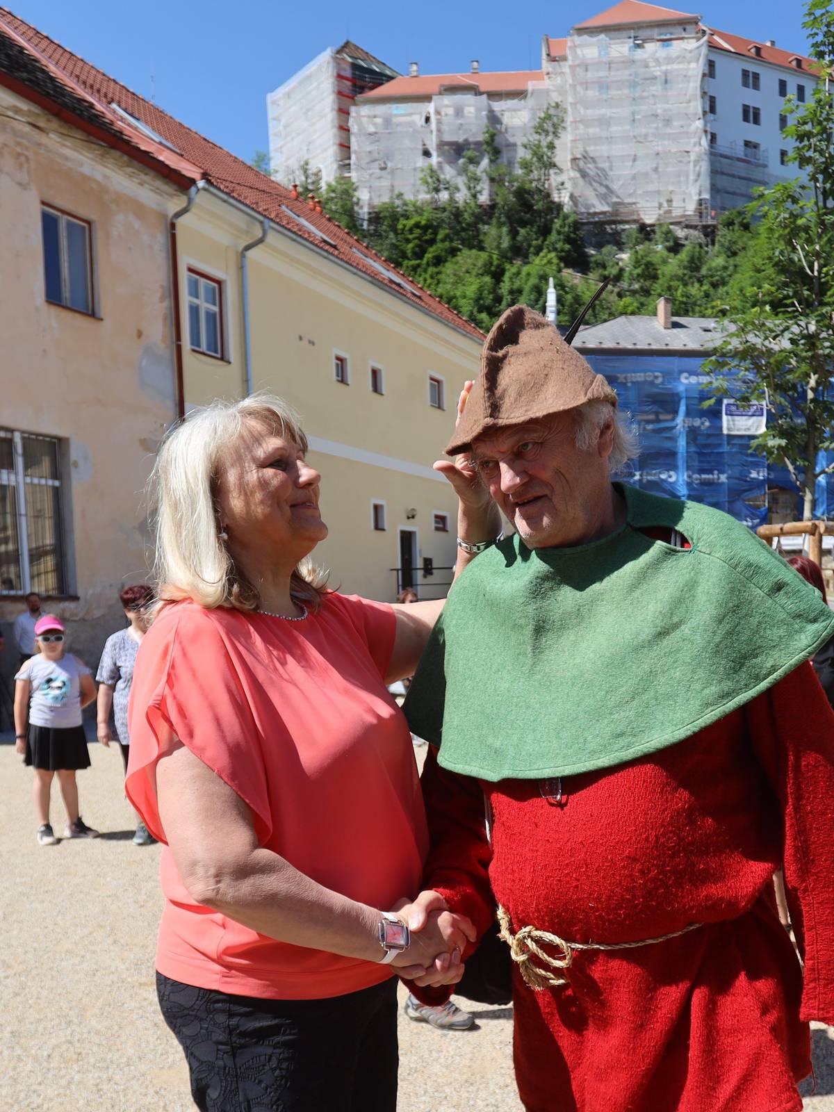 13. ledna 2026 zemřela jedna z výrazných vimperských osobností, pan Dušan Žampach. Milovník Šumavy, který se velmi zasloužil o obnovení přeshraniční spolupráce narušené železnou oponou. V sobotu 11. dubna se jeho přátelé, členové vimperských spolků a další, jejichž životy ovlivnil, vydali na vzpomínkovou vycházku z hraničního přechodů Strážný, kde desítky let působil jako celník, k zaniklé osadě Landstrassen, odkud pocházeli jeho předkové. Kromě fotografií z výletu připojujeme i dva vzpomínkové texty, které k jeho úmrtí vyšly ve Vimperských novinách č. 2/2026, a také odkaz na jeho pamětnický záznam v archivu Paměť národa: www.pametnaroda.cz/cs/zampach-dusan-1951     VZPOMÍNKA NA DUŠANA ŽAMPACHA, ČLOVĚKA S DUŠÍ SOUMARA  Říká se, že třináctka je nešťastné číslo a třináctého je smolný den. Třináctý leden roku 2026 takový byl. Tento den nás opustil pan Dušan Žampach, náš kamarád, spolupracovník a pro své nejbližší drahý člověk. Dušan Žampach měl rád život, svoji rodinu, kamarády a lidi kolem sebe. Díky své povaze, otevřenosti a touze poznávat nové měl spoustu přátel a známých na obou stranách hranice. Miloval Šumavu a Bavorský les, kde žili kolegové z německé celnice, kamarádi a také část jeho rodiny. Při společných cestách do Freyungu se neopomněl podívat na dům svých příbuzných a s vtipem a nadsázkou říci: „Teta svítí, je to dobrý.“ Dušan Žampach pracoval více než třicet let na celnici ve Strážném. Dobře znal Šumavu, zajímal se o její historii a přírodu. To ho také přivedlo ke spolupráci se Správou Chráněné krajinné oblasti Šumava a stal se jejím dobrovolným strážcem. Po otevření hranic v roce 1989 začal cestovat a více poznávat dříve nedostupná místa Šumavy a Bavorského lesa. Vstoupil do nově založeného Spolku na ochranu šumavské přírody a po panu Františku Kadochovi převzal funkci předsedy. Mé první setkání s Dušanem Žampachem bylo v osmdesátých letech na aktivu dobrovolných strážců ve Vimperku. Vídali jsme se na přednáškách, výletech a poznávacích zájezdech. Díky své znalosti německého jazyka se po otevření hranic významně zasloužil o spolupráci a partnerství našeho města s Freyungem a bavorskými spolky. Často jsme společně jezdili na kulturní a společenské akce do Bavorska. Nechyběl na setkání spolků, vimperských rodáků, městských slavnostech, Dnu veteránů ani festivalech či přednáškách. Při filmovém festivalu NaturVision sedával v kabince kulturního střediska a neúnavně předčítal české texty k zahraničním filmům. Jeho oblíbeným festivalem byla také Šumava Litera, byl jejím pravidelným návštěvníkem a také hostem. Vyprávěl s kolegy o své práci celníka na hraničním přechodu ve Strážném. Jsem ráda, že žáci naší základní školy Vimperk ze Smetanovy ulice si ho vybrali do projektu „Příběhy našich sousedů“ a zdokumentovali jeho životní příběh pro Paměť národa. Pan Dušan Žampach připravoval pro členy Spolku na ochranu šumavské přírody a Zlaté stezky zájezdy, vycházky a každoročně pomáhal uklízet Šumavu. Více než třicetileté přátelství jej spojovalo s předsedou německého okrašlovacího spolku, panem Klausem Stormem z Mallersdorfu. Členové obou spolků společně najezdili a nachodili stovky kilometrů za poznáním Čech i Bavorska. Jeho velkou láskou bylo putování po Zlaté stezce společně se soumary z Grainetu. Byl dlouholetým členem jejich spolku a rád s nimi sedával u ohně, kde si povídali o Šumavě, vzpomínali na společné akce a plánovali další. Putování se soumary měl velice rád a nikdy si nenechal ujít tuto příležitost. Nyní putuje po cestě, ze které není návratu. Za soumary, kamarády, kolegy, svými blízkými, kteří ho na této cestě předešli. Možná jim bude vyprávět příběhy, které jsme s ním společně prožili, o dění, kter