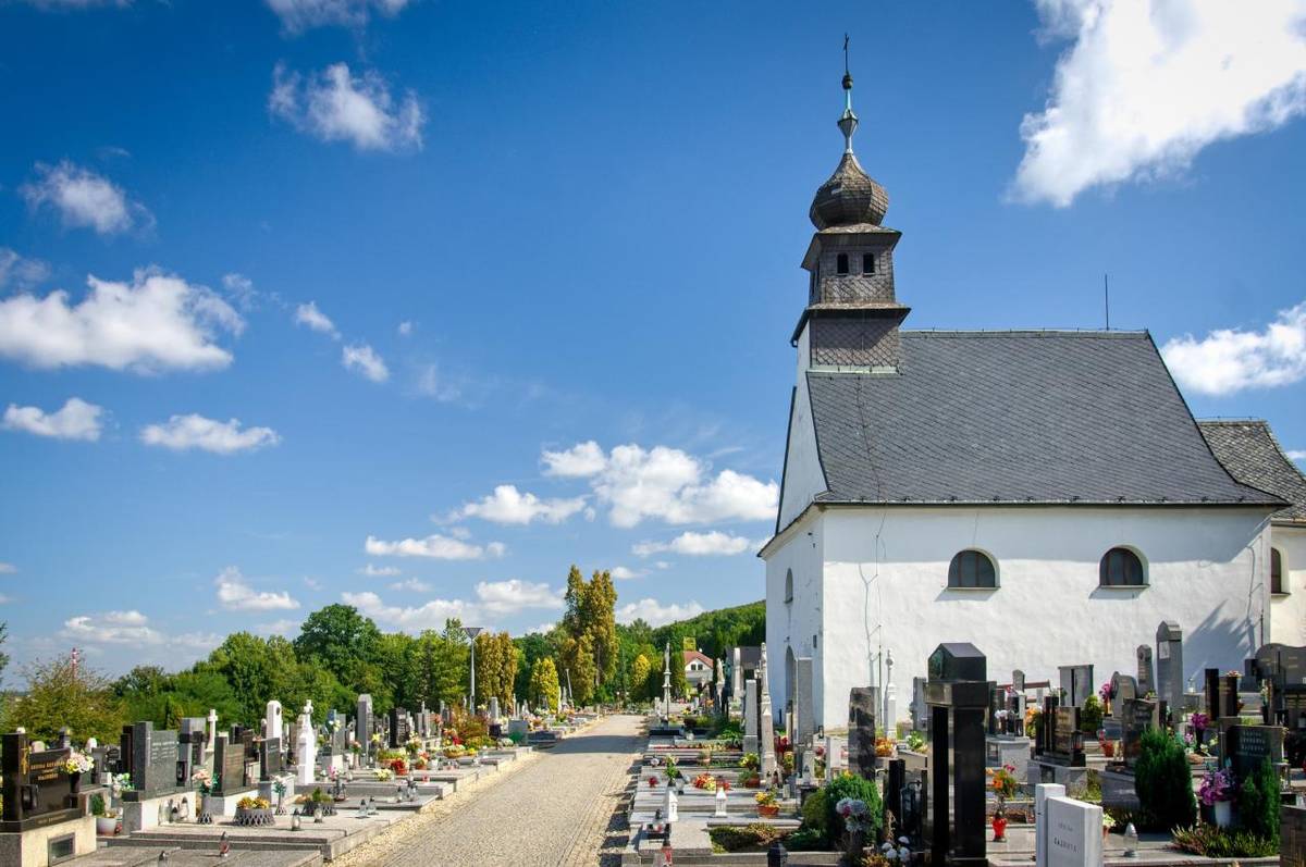 Informujeme vás, že v areálu městského hřbitova v Hradci nad Moravicí budou v nejbližších dnech probíhat plánované stavební práce. Tyto úpravy provádíme za účelem zlepšení prostředí a služeb na našem hřbitově.