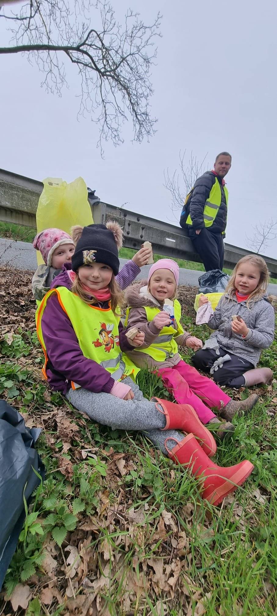 Včera se nás sešlo celkem 22 dobrovolníků, po sesbírání a následném sesypání odpadu jsme naplnili 5 pytlů plastů a další 4 pytle ostatního odpadu.  Velmi si vážíme i toho, že někteří z vás přinesli staré mobilní telefony a zapojili se tak i do recyklační výzvy 📱 Odpadků je v naší obci rok od roku méně. Přesto se stále najdou místa, kde je potřeba uklidit. Pomáháme nejen vyčistit a udělat naši obec bez odpadků, ale hlavně vede děti i nás dospělé k třídění odpadu a větší ohleduplnosti k přírodě. Rodiče s dětmi si užili krásné uklízecí dopoledne, které jsme zakončili předáním diplomů malým účastníkům a výbornou gulášovou polévkou s křupavým císařským rohlíkem. 📢 A stále není pozdě se zapojit! Staré mobilní telefony můžete nosit na obecní úřad ještě do 20. dubna. Děkujeme všem, kteří přišli pomoci. Starostka obce