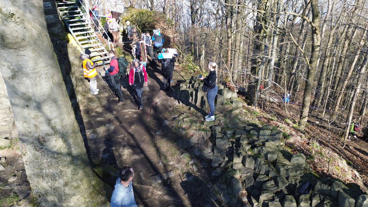 142 účastníků 32 tun materiálu 2 hodiny !NESKUTEČNÉ! 👏👏👏👏👏👏