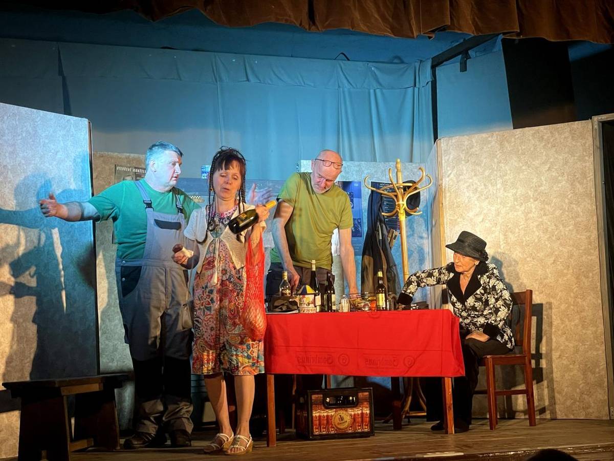 Divadelní hra „ZA OPONOU – aneb – kulisákům nikdo netleská“ se uskutečnila v pátek 13. března 2026. Divadelní spolek Rysk, z.s. z Rynoltic přivedl na jeviště humorný pohled do zákulisí divadelního světa, který zaujal a pobavil publikum.