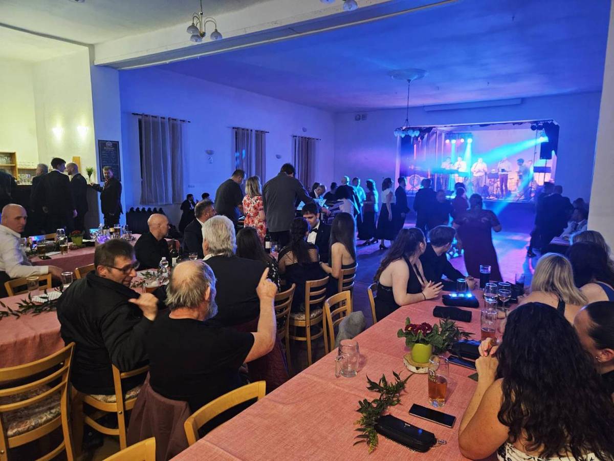 10. reprezentační ples Městyse Zdislava, který se konal v sobotu 21. března 2026 od 20:00 hodin na sále nad hospodou ve Zdislavě, se nesl ve výborné atmosféře a setkal se s velmi pozitivním ohlasem návštěvníků.