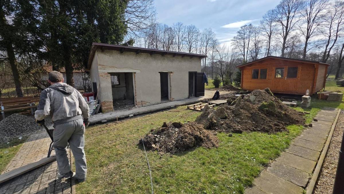 V letošním roce bude v základní škole v Lukové vybudována nová multifukční venkovní učebna, jejíž součástí bude mj. nový modulový systém mobiliáře s venkovními lavicemi, stoly, tabule a další vybavení.