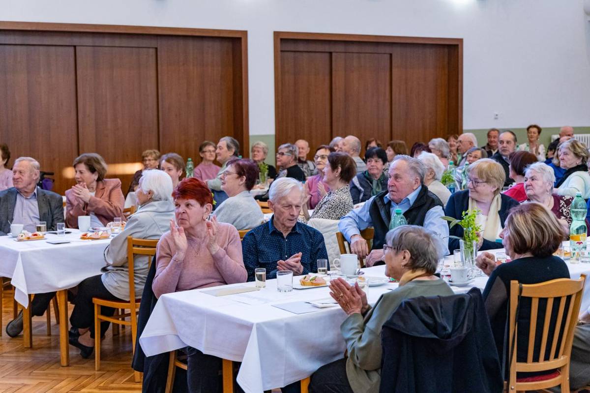 V sobotu 11. dubna 2026 se v kulturním domě uskutečnilo příjemné společenské setkání se seniory, které uspořádala kulturní a sociální komise obce.