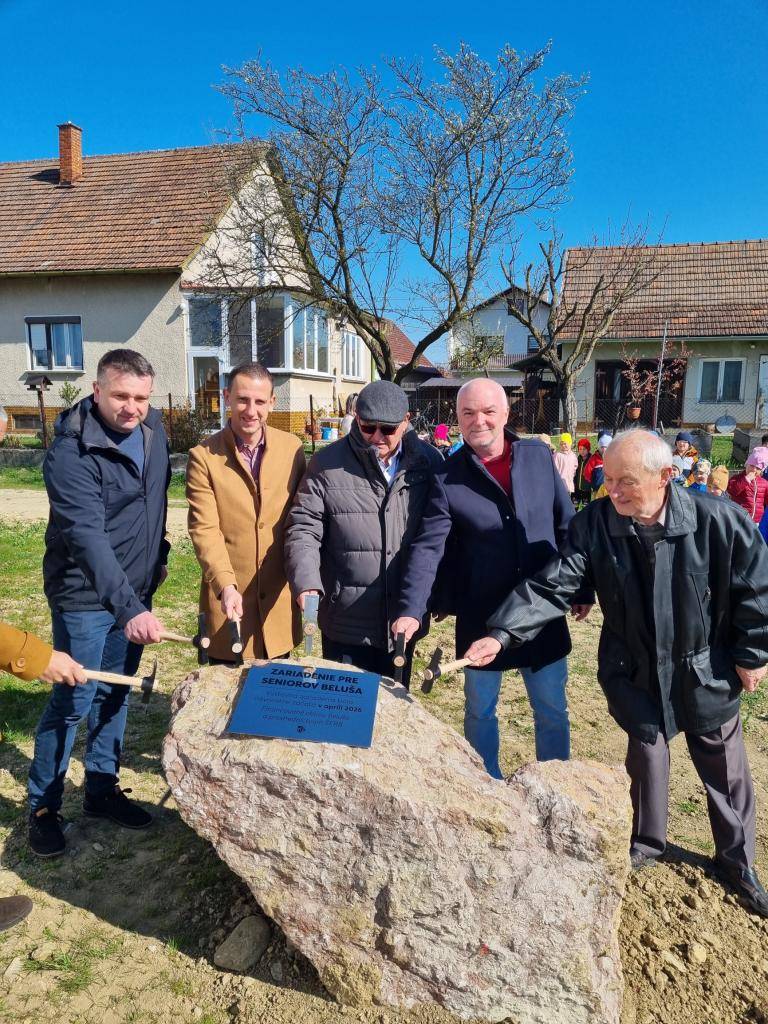 Po takmer desiatich rokoch od začatia prvotnej fázy vysporiadania pozemkov sa vo štvrtok 09. apríla 2026 začala etapa výstavby finančne najvýznamnejšej investičnej akcie obce Beluša za posledné roky- výstavba nového Zariadenia pre seniorov Beluša. Prví klienti by mohli byť umiestnení koncom roka2027
