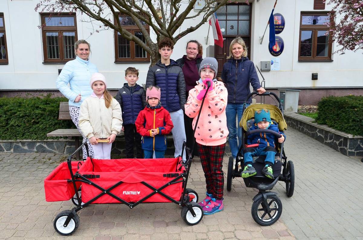 I v letošním roce chodily místní děti před Velikonocemi hrkat.