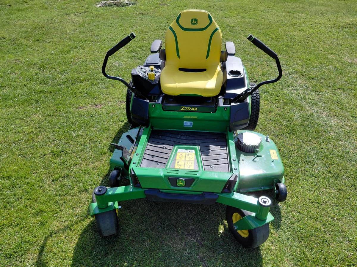 Obec Vážany pořídila nový stroj na údržbu zeleně, který má plně elektrický pohon. V rámci programu MŽP - udržitelná městská doprava a mobilita, byla obci poskytnuta dotace na pořízení stroje, ve výši 50% z celkové hodnoty 227.000,- Kč.