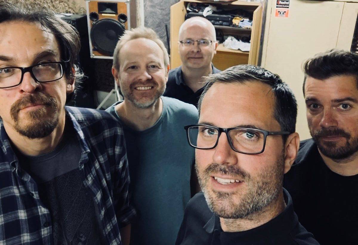 Kapela vznikla na konci roku 2009 pro jediné vystoupení a hrají spolu dodnes. Stylově se pohybují na pomezí popu, rocku, folku a šansonu. Hraje ve složení Petr Tůma – zpěv, Kuba Kopřiva – baskytara, Ondřej Timpl – bicí, Daniel Tůma – piano, akustická kytara, Rosťa Tureček - elektrická kytara.