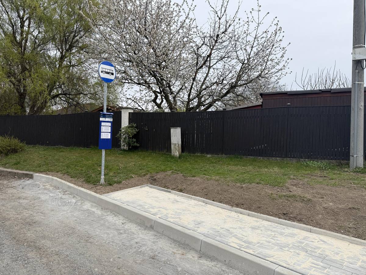 Vážení občané, ve čtvrtek 09.04.2026 bylo oficiálně přesunuto autobusové nástupní stanoviště. Všechny autobusové linky budou nyní odjíždět z tohoho nástupiště, tudíž autobus již nebude blokovat a parkovat v křižovatce. Zastávka nyní bude fungovat jako čekárna a bude také zrekonstuována během následujícího měsíce naší obecní pracovnicí. V autobusovém zálivu tak nyní platí absolutní zákaz parkování. Jedno parkovací místo je možno využívat za označníkem, kde dříve stával kontejner na bio. Přejeme hezký slunečný den :)