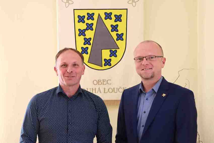 Dne 8. 4. 2026 navštívil naši obec hejtman Pardubického kraje Martin Netolický. Fotografie z návštěvy naleznete ve fotogalerii.