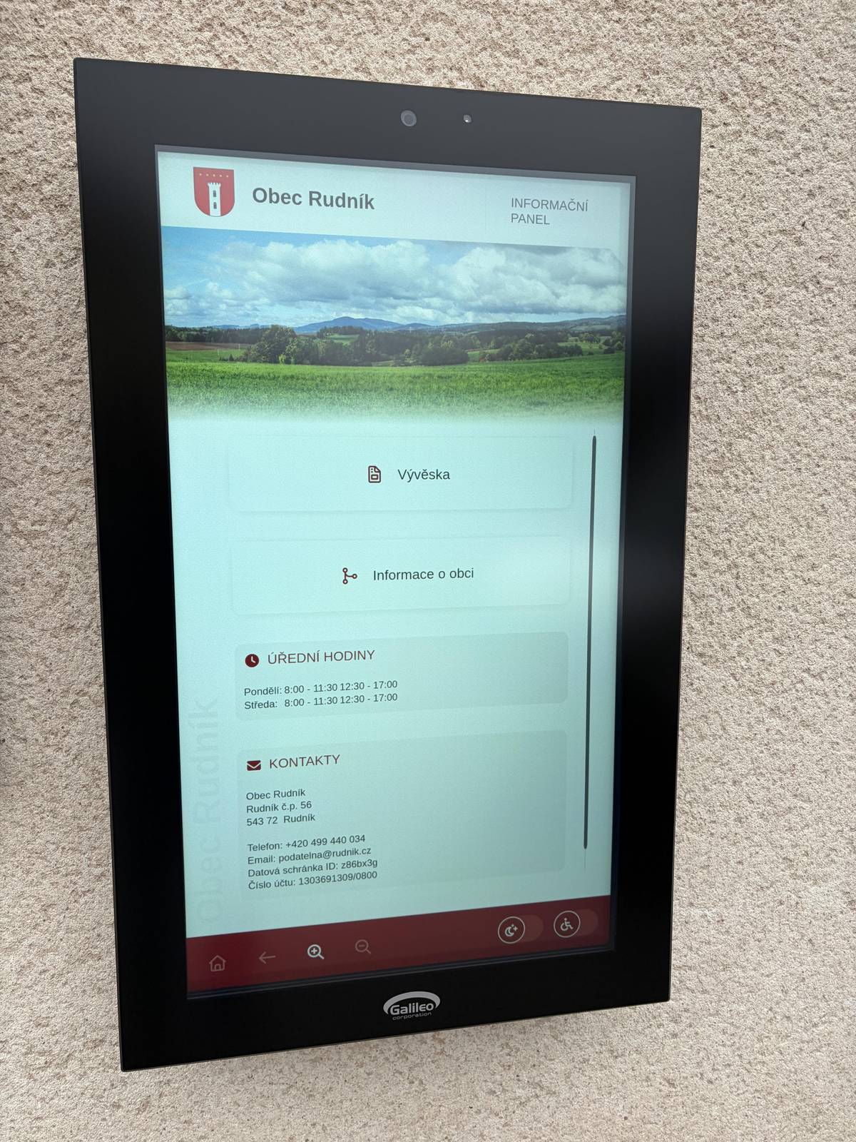Pro lepší informovanost občanů jsme nově instalovali digitální informační panel od společnosti GALILEO corporation. Jedná se o moderní dotykový panel s pevnou konstrukcí, vysokou odolností a skvělou čitelností za každého počasí. Panel je plně přístupný – umožňuje hlasové předčítání a snadné ovládání i pro osoby se zdravotním znevýhodněním. Zobrazuje aktuální informace z obce a v úsporném režimu promítá pozvánky na připravované akce. 📍 Panel je umístěn u domu č. p. 406 vedle obecních vývěsek a je přístupný nepřetržitě. Tento krok je součástí naší snahy o lepší informovanost občanů, modernizaci a využívání nových technologií v obci. Jiří Stuchlík místostarosta obce