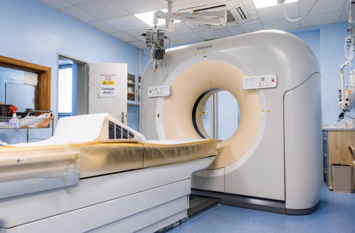 Nemocnice Pelhřimov letos zahájí modernizaci urgentního příjmu. Pořídí nové CT, které přinese rychlejší vyšetření, kvalitnější zobrazení a zároveň menší radiační zátěž pro pacienty. Investice za zhruba 30,5 milionu korun nahradí stávající technologii z roku 2017, která už je na hraně své životnosti. Modernizace je důležitá hlavně pro urgentní příjem, kde často rozhodují minuty. Součástí projektu budou také stavební úpravy a nové vybavení, například speciální lůžko, pacientský zvedák nebo technologie pro lidi se smyslovým postižením. Výpadek CT potrvá jen několik dnů a nemocnice po tuto dobu zajistí péči ve spolupráci s okolními zdravotnickými zařízeními.