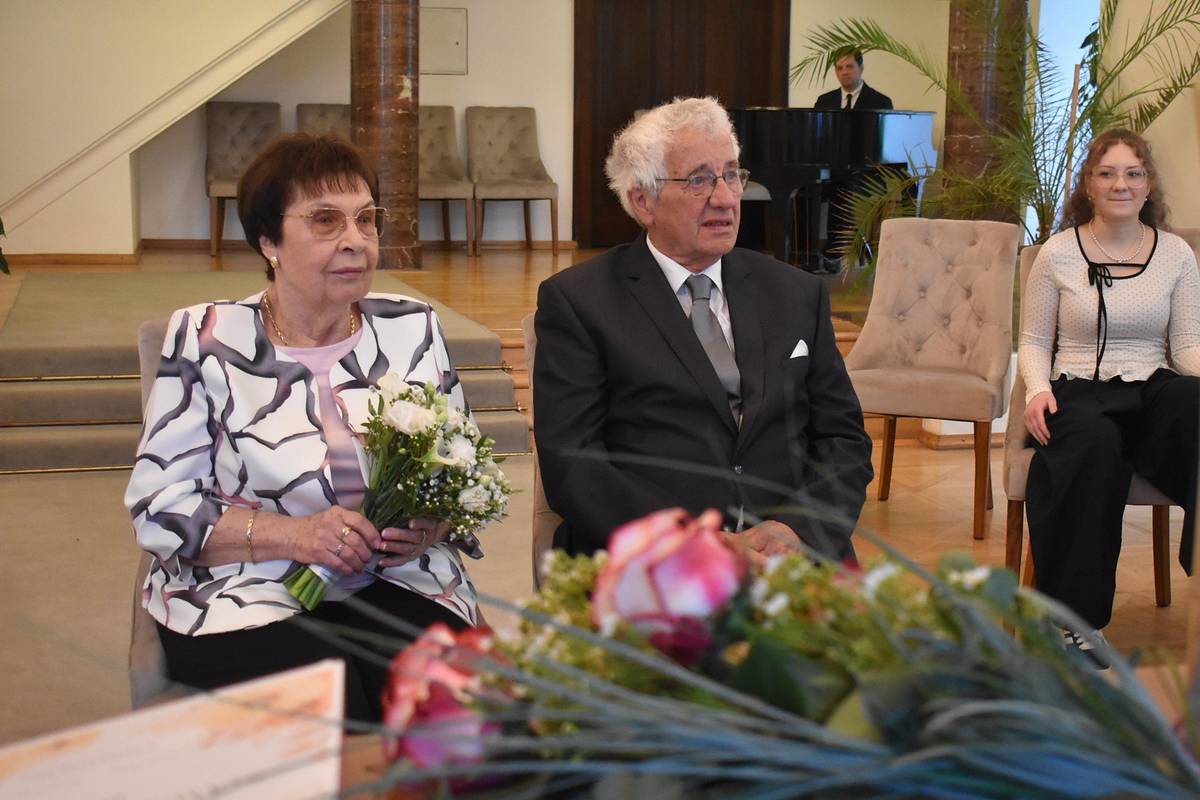 Významné životní jubileum v sobotu 11. dubna společně se svou rodinou oslavili manželé Ritterovi. Na žatecké radnici jim k diamantové svatbě, tedy 60 letům společného života, poblahopřála místostarostka Žatce Jaroslava Veselá. V roce 1966 si řekli své „ano“ a po dlouhých letech jeho naplňování si svůj slib připomněli a zavzpomínali na společně prožité roky. Paní Jindřiška od začátku společné cesty pečovala o domov a rodinu a vytvářela rodinné zázemí. Mezitím pan František zvládal pracovat a zároveň studovat vysokou školu, díky níž si vybudoval kariéru korunovanou titulem „Rytíř chmelového řádu“. Po 60 rocích společně stráveného života jsou oba manželé stále aktivní. Paní Jindřiška dál zůstává srdcem rodiny, pečuje o domov a s láskou vaří a peče pro své blízké. Pan František se věnuje zahradě a zvířatům a je nadšeným renovátorem historických motocyklů. „Diamant je tvrdý, odolný a jen tak něco ho nepoškrábe. Přesně takové je i vaše manželství, které obstálo ve zkouškách času a přečkalo různé životní tlaky,“ okomentovala společnou cestu manželů Jaroslava Veselá. Do nadcházejících let přejeme manželům Ritterovým pevné zdraví, mnoho klidných a spokojených dní a dostatek energie, aby nejen své rodině ukázali, že život v páru je pevný a krásný jako diamant. (tk)