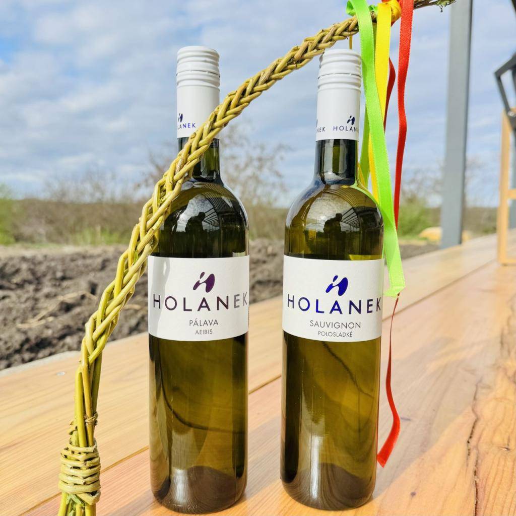 Vinařství Holánek přijede v pátek 17.4. s pojízdnou vinotékou do Lešné. Tento týden přiveze v akci polosladký Sauvignon za 160 Kč, suchou Pálavu za 170 Kč, vína sudová 80-90 Kč/litr, vína lahvová výběr z hroznů, pozdní sběr 150-250 Kč. Vinotéka bude stát od 14:20 do 14:40 u prodejny Coop v Lešné