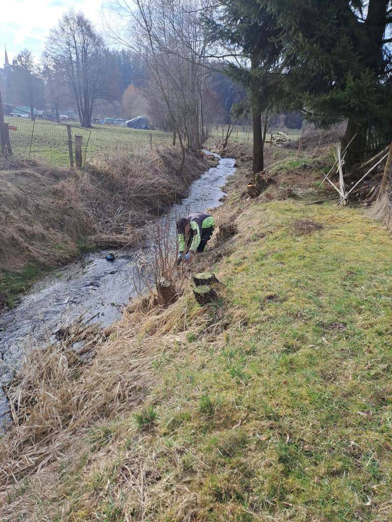 Zaměstnanci obce nejen odvážejí odpady, uklízí okolo zvonků, zvelebují nejrůznější prostranství, ale také prořezávají okolo vodních toků.