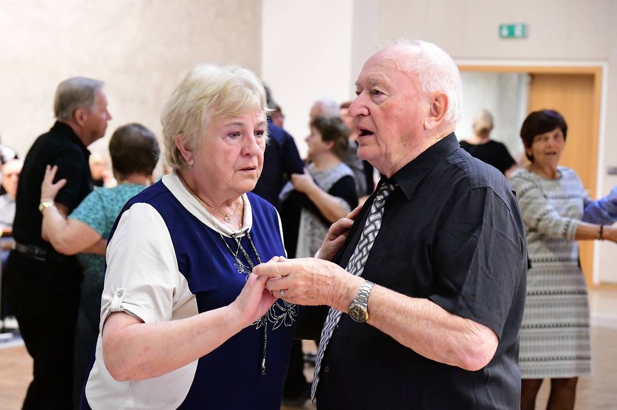 Více než tři desítky aktivit od vzdělávání přes kulturu a sport až po cestování nabídne litoměřickým seniorům letošní ročník kampaně Místa přátelská seniorům.  Její třináctý ročník v neděli slavnostně odstartovalo taneční odpoledne na litoměřickém hradu. Do sálu přišla seniory pozdravit a pozvat je k účasti na celé kampani vedoucí Odboru sociálních věcí a zdravotnictví Městského úřadu v Litoměřicích Renáta Jurková, možnost přihlásit se do workshopu Bezpečně informační džunglí zde odprezentovala jeho lektorka Eva Břeňová. Po předtančení zahrál známé hity k poslechu a tanci Rosťa Pechoušek. Seniory čeká v rámci kampaně například série přednášek zaměřených na bezpečnost v on-line prostředí i v běžném životě. Připraveny jsou také cestovatelské přednášky, zdravotní cvičení, lehké sportovní aktivity nebo prohlídka rozkvetlé zahrady v Domově u svaté Zdislavy spojená s tréninkem paměti. Navštívit mohou také výzkumné centrum Ringen, kde se seznámí s geotermálním projektem, a v programu je také výlet vlakem do Lužických hor. Brožury s kompletním programem a soutěžní karty ke kampani jsou již nyní k dispozici v městském informačním centru na Mírovém náměstí. Kampaň Místa přátelská seniorům je určena obyvatelům Litoměřic starším 60 let. Odbor sociálních věcí a zdravotnictví ji pořádá ve spolupráci s řadou partnerů. Jejím cílem je představit seniorům zařízení sloužící obyvatelům města, zapojit je do různých aktivit a nabídnout jim prostor pro společná setkávání i navazování nových kontaktů. Foto: Radim Tuček {gallery}02026/mista_pratelska_seniorum{/gallery}